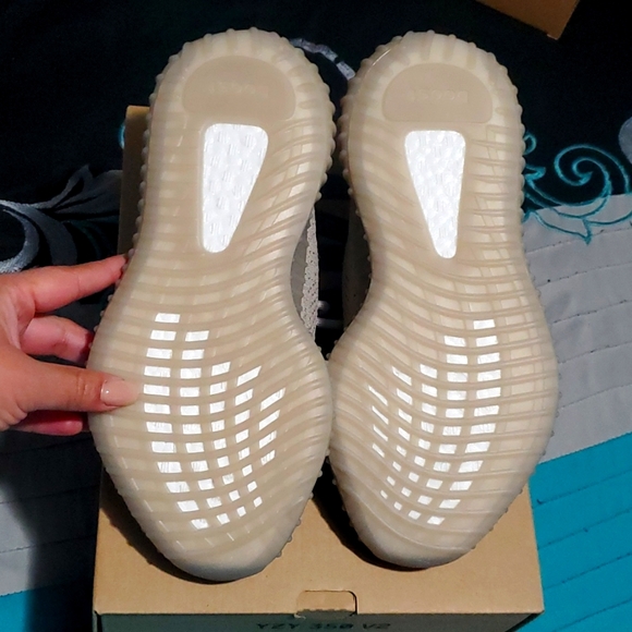 - Yeezy 350 V2 - Picture 4 of 5